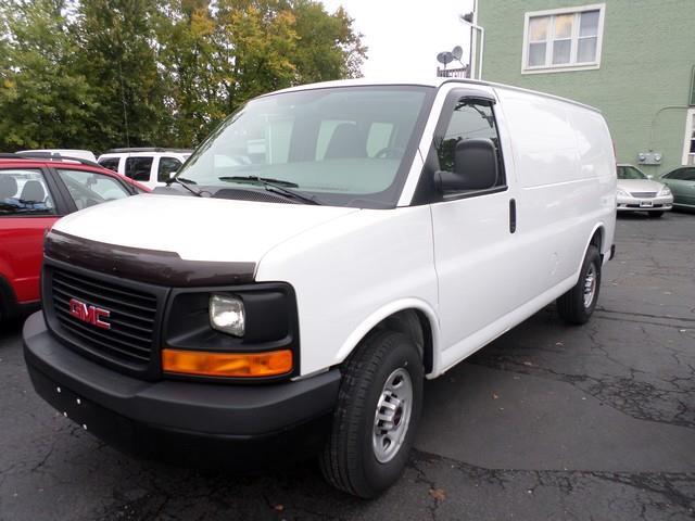 GMC Savana 2011 photo 2