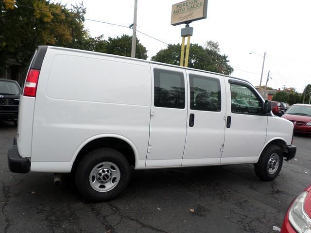 GMC Savana 2011 photo 3