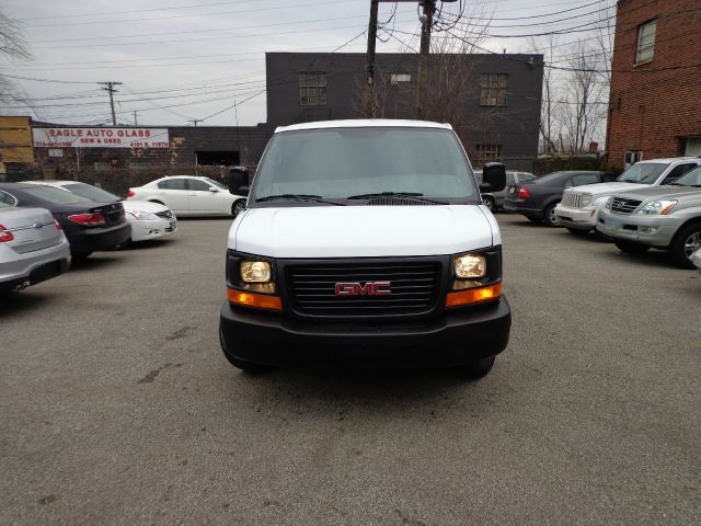 GMC Savana 2012 photo 1