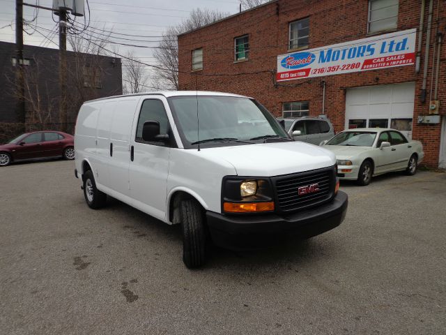 GMC Savana 2012 photo 2