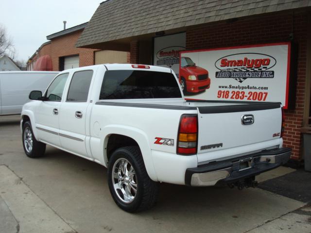 GMC Sierra 2005 photo 2