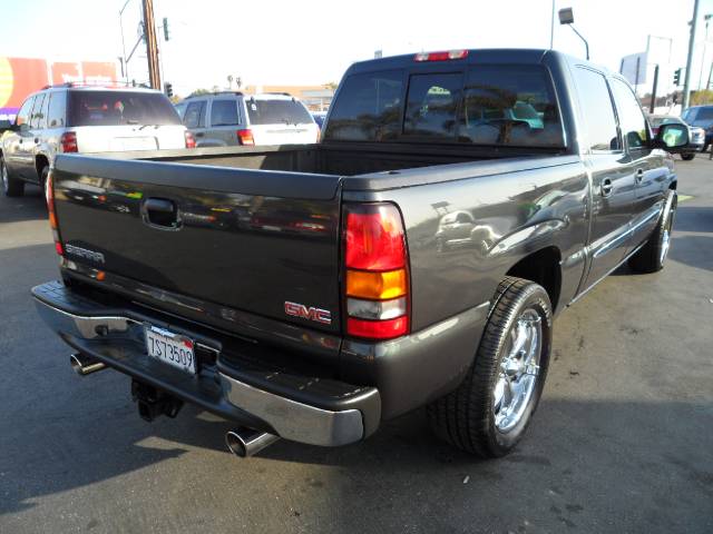 GMC Sierra 2005 photo 2