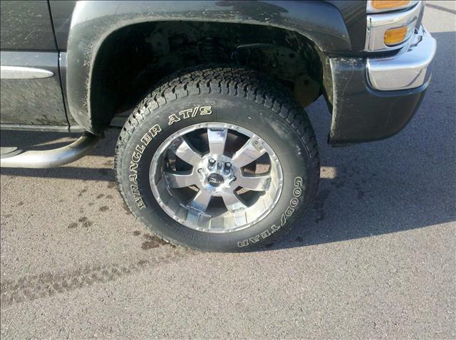 GMC Sierra 2005 photo 2