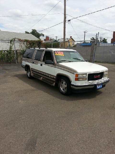 GMC Suburban 1997 photo 2