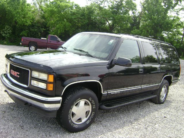 GMC Suburban 1997 photo 3