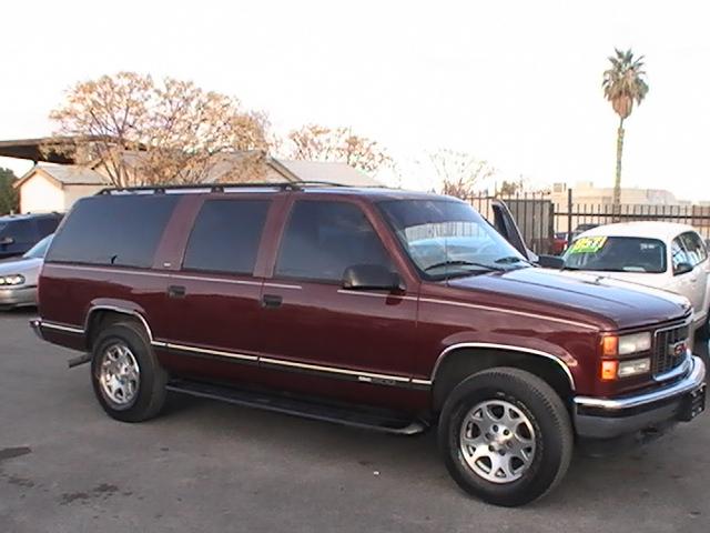 GMC Suburban 1997 photo 1