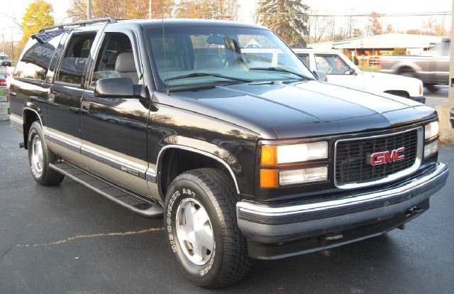 GMC Suburban 1998 photo 2