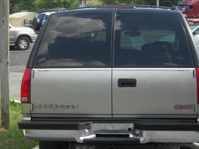 GMC Suburban 1999 photo 1