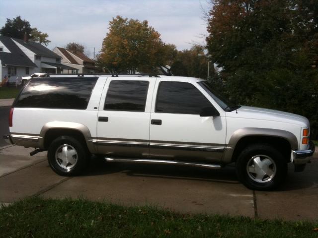 GMC Suburban 1999 photo 1