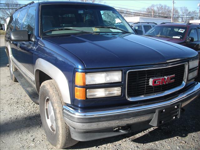 GMC Suburban 1999 photo 1