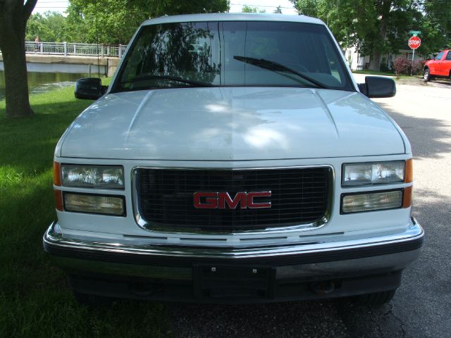 GMC Suburban 1999 photo 1