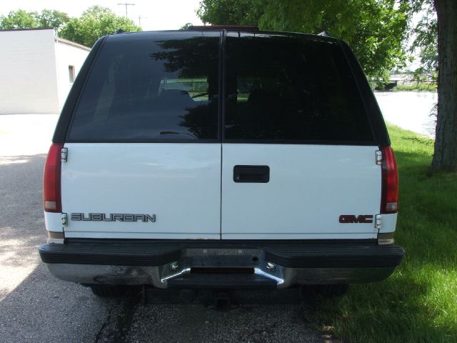 GMC Suburban 1999 photo 2