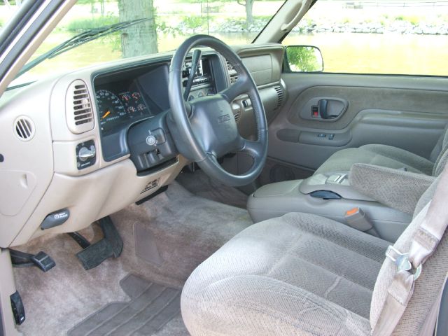 GMC Suburban 1999 photo 3