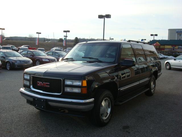 GMC Suburban 1999 photo 1