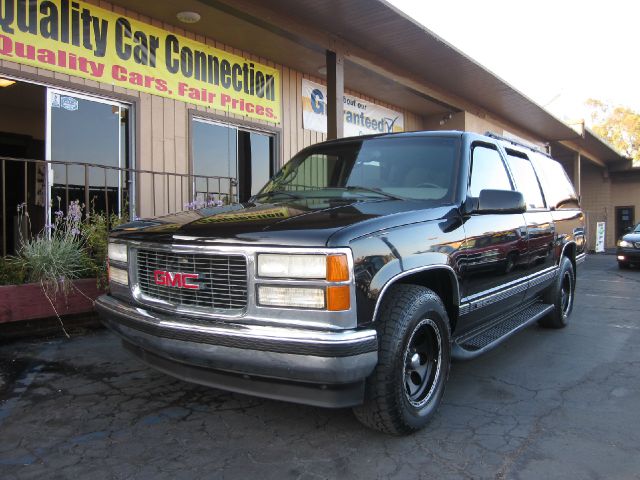 GMC Suburban 1999 photo 1