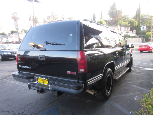 GMC Suburban 1999 photo 2