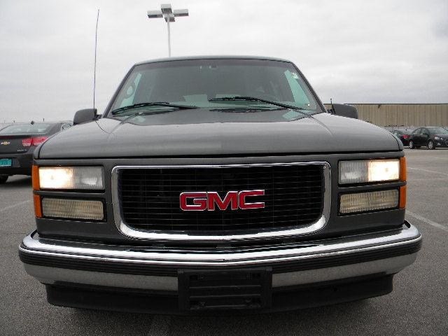 GMC Suburban 1999 photo 1