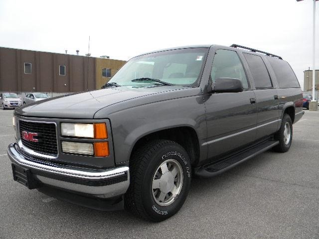 GMC Suburban 1999 photo 2