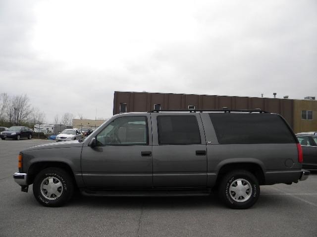 GMC Suburban 1999 photo 3