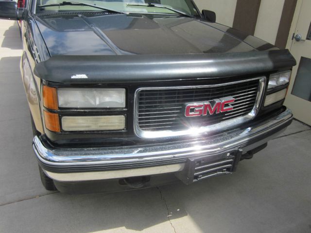 GMC Suburban 1999 photo 1