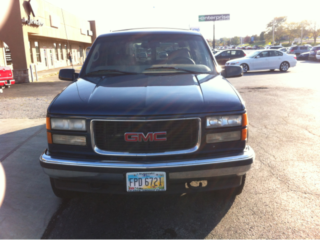 GMC Suburban 1999 photo 2