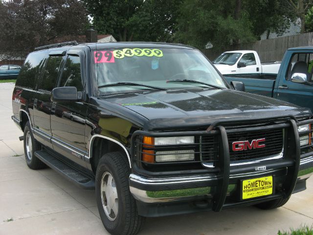 GMC Suburban 1999 photo 1