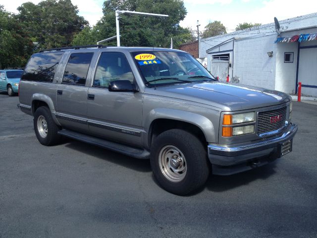 GMC Suburban 1999 photo 1