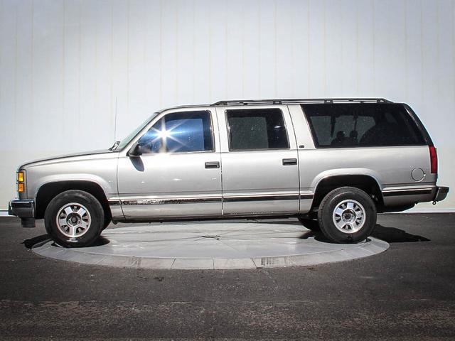 GMC Suburban 1999 photo 1