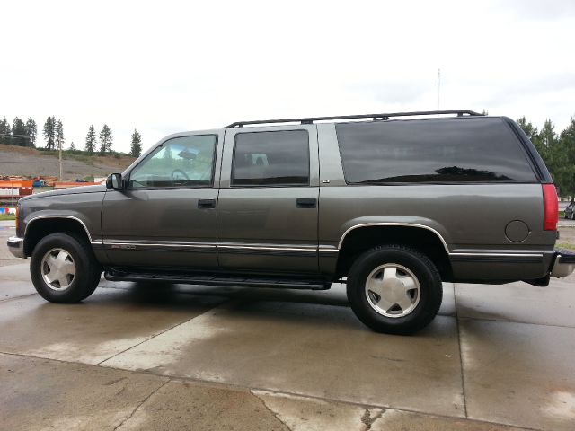 GMC Suburban 1999 photo 1