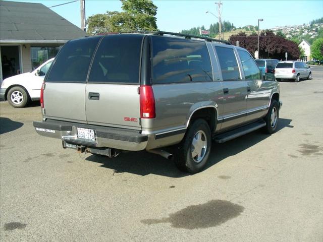 GMC Suburban 1999 photo 3