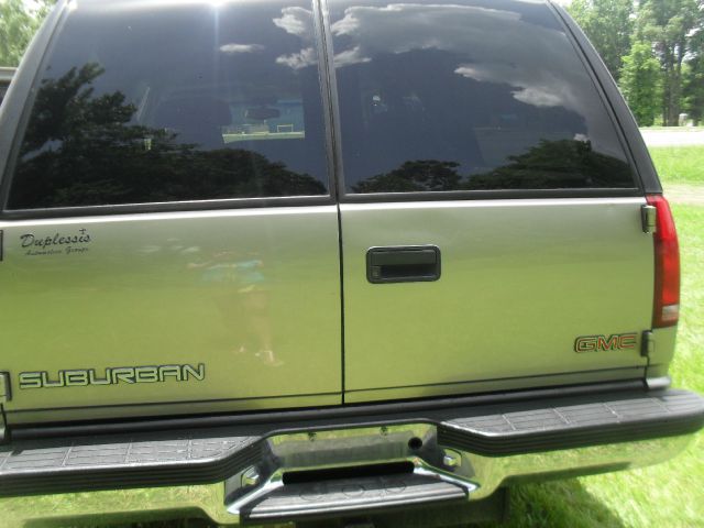 GMC Suburban 1999 photo 2