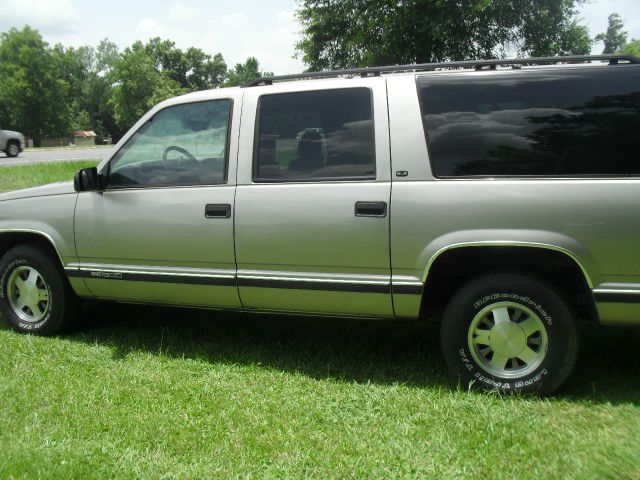 GMC Suburban 1999 photo 20