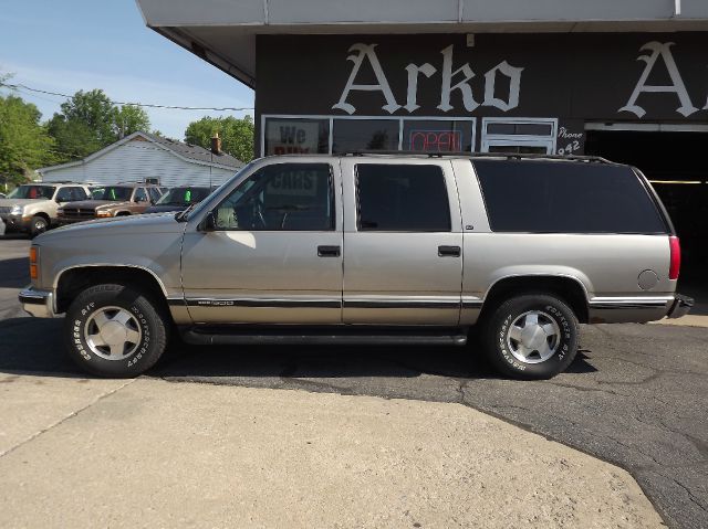 GMC Suburban 1999 photo 1