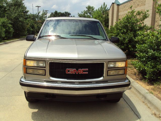 GMC Suburban 1999 photo 1