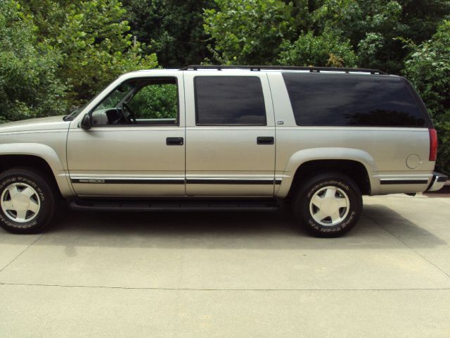 GMC Suburban 1999 photo 2