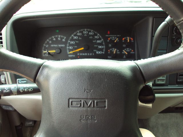 GMC Suburban 1999 photo 3