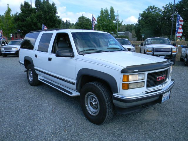 GMC Suburban 1999 photo 3