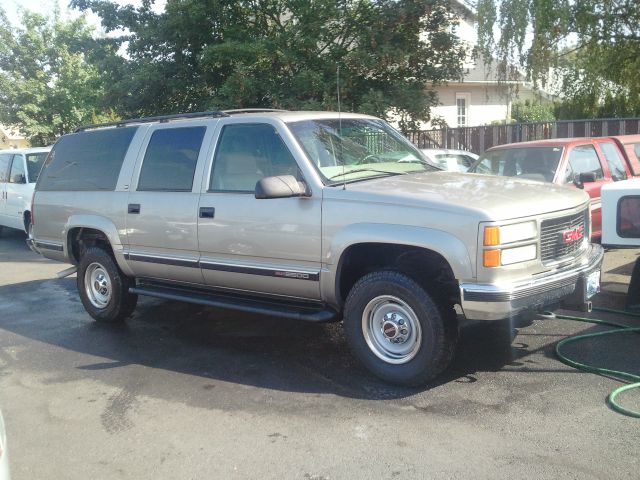 GMC Suburban 1999 photo 1