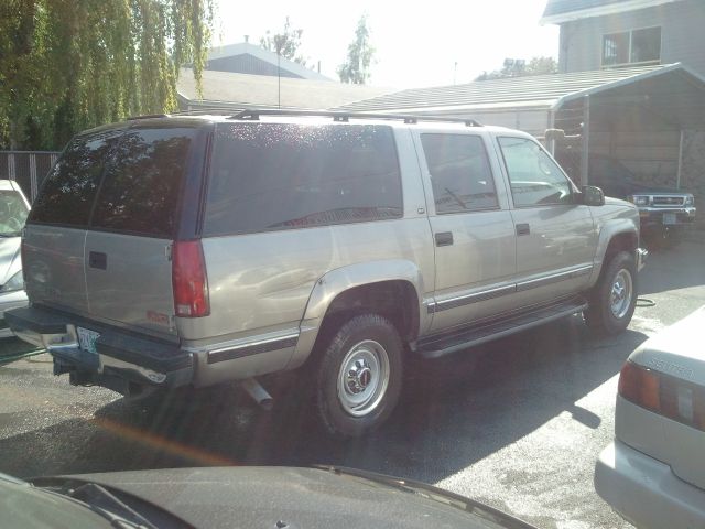 GMC Suburban 1999 photo 3