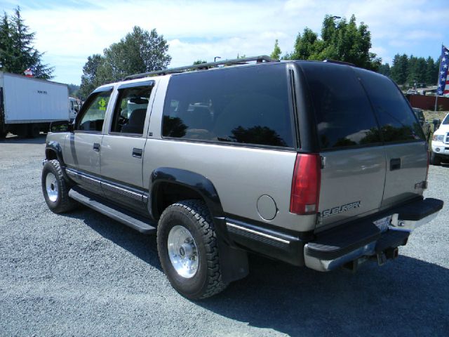 GMC Suburban 1999 photo 1