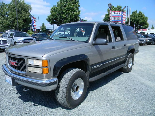 GMC Suburban 1999 photo 2