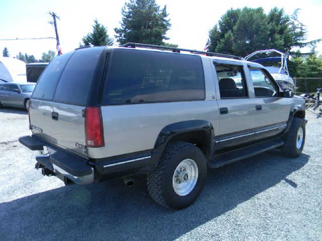 GMC Suburban 1999 photo 3