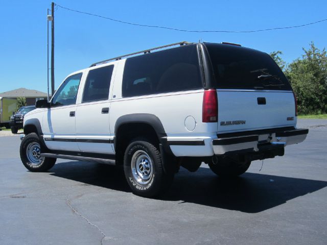 GMC Suburban 1999 photo 1