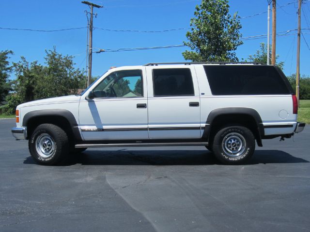 GMC Suburban 1999 photo 2