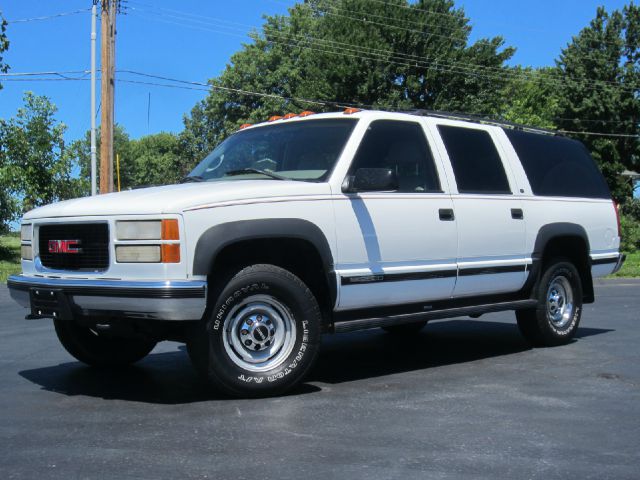 GMC Suburban 1999 photo 3