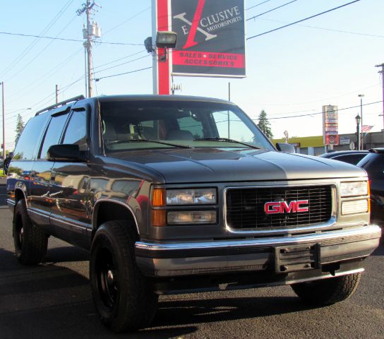 GMC Suburban 1999 photo 2