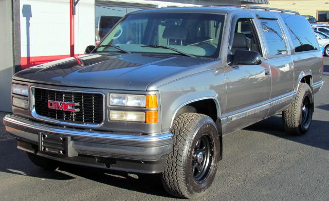 GMC Suburban 1999 photo 3