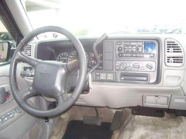 GMC Suburban 1999 photo 6