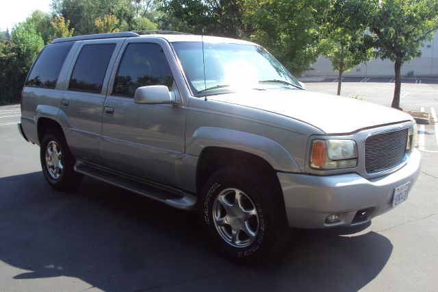 GMC Yukon 1999 photo 2