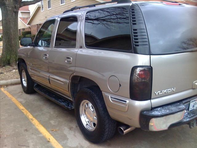 GMC Yukon 2000 photo 2